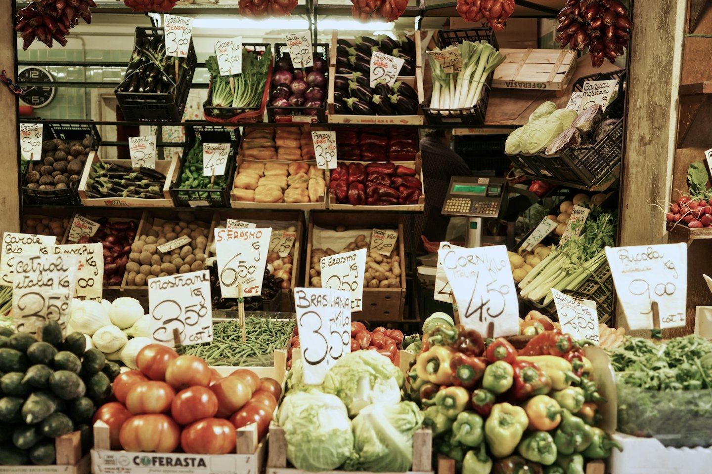 Marché débordant de fruits et légumes frais.