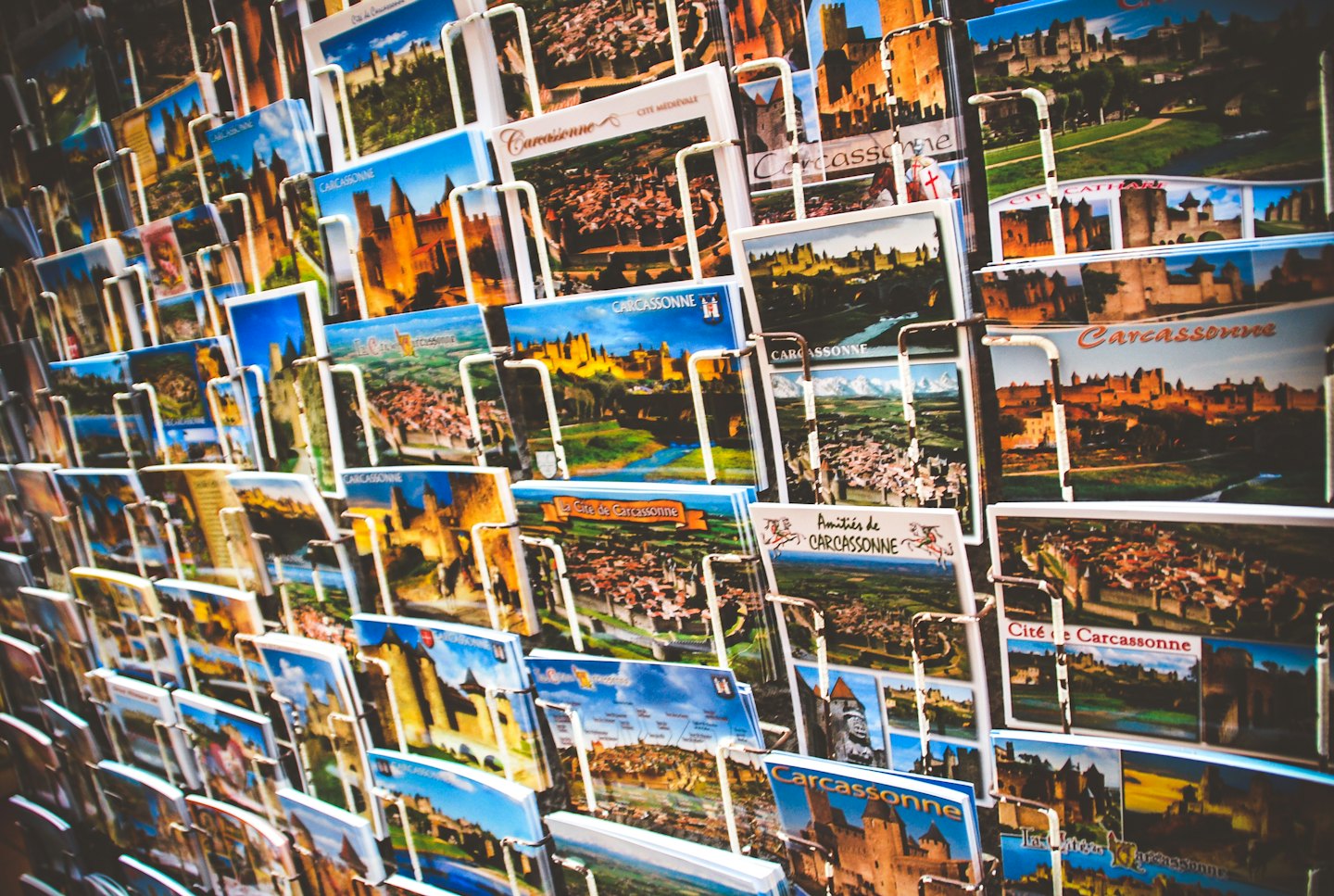 Étalage de cartes postales de Carcassonne, France.